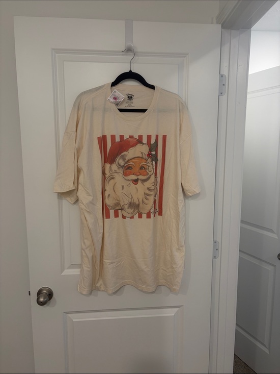 Bohemian Cowgirl Tops - NWT Cream Santa Graphic Short Sleeve Tee